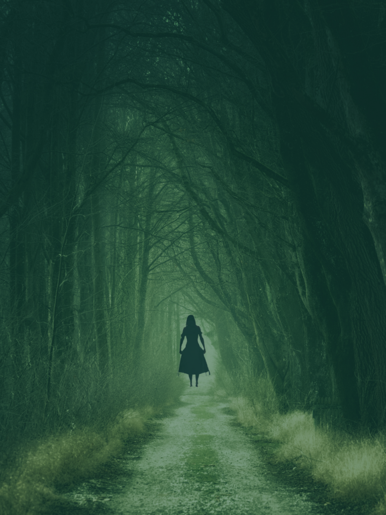 egy női alak egy fasorral szegéylezett út végén