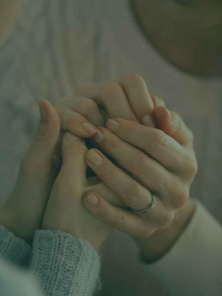 egymásba fonódó kezek, melyek támaszt nyújtanak